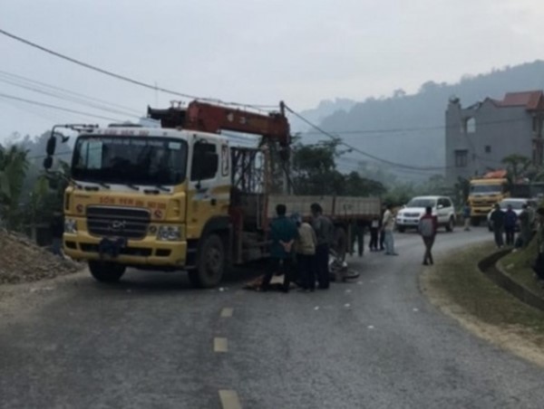 Ô tô chiếm đường khiến người phụ nữ đi xe máy tử vong thương tâm