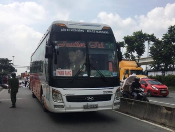 Xe khách chạy sai làn cán tử vong nữ nhân viên sân golf