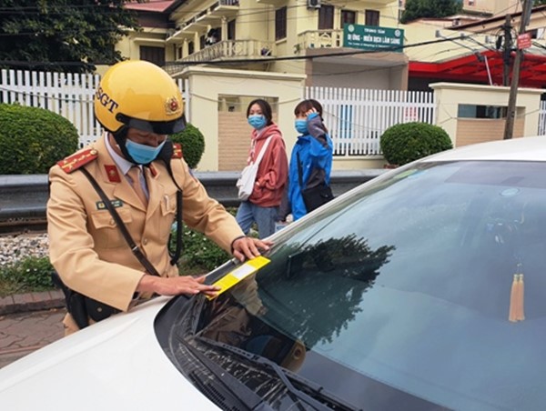 Hà Nội: Cảnh sát dán thông báo phạt nguội xe dừng đỗ sai quy định