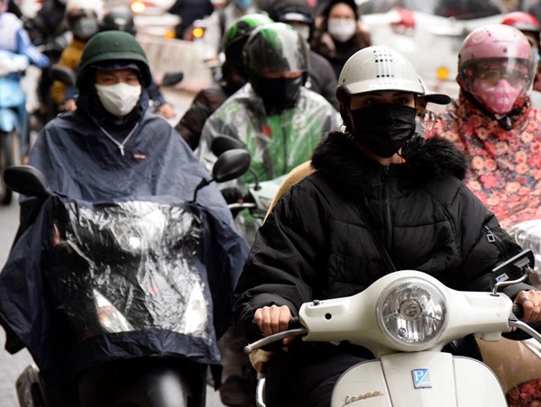 Hà Nội lạnh sâu, giao thông ùn tắc cục bộ vì mưa rét