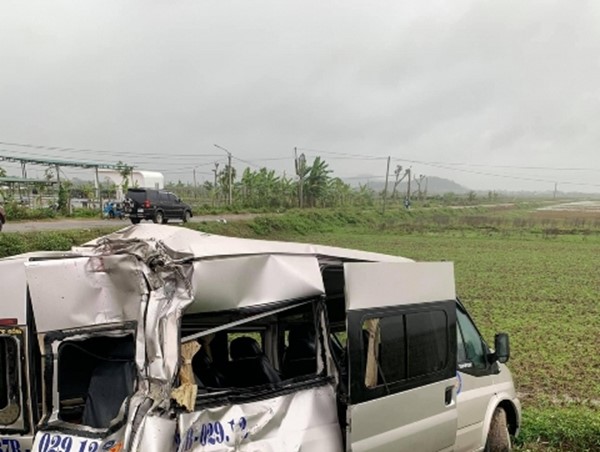 Xe khách 16 chỗ bị tông bay xuống ruộng, nhiều hành khách bị thương