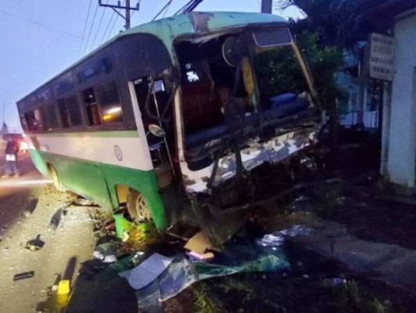 Xe buýt chở hàng chục công nhân húc đuôi xe tải, đâm cột điện trên Quốc lộ 20