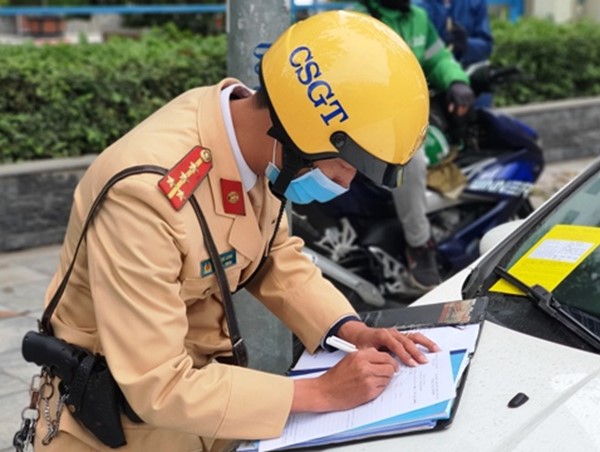 Hà Nội dán thông báo phạt nguội xe ô tô dừng đỗ sai quy định: Chặn cơ chế xin - cho