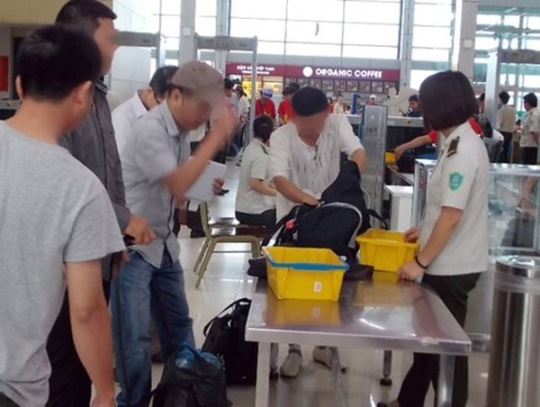 Tóm gọn 2 hành khách liều lĩnh trộm ba lô ở sân bay Nội Bài