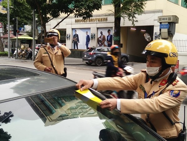 CSGT Hà Nội dán thông báo phạt nguội hàng loạt xe ô tô vi phạm dừng đỗ