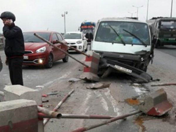 Tai nạn giao thông mới nhất hôm nay 17/12: Ô tô ''cày'' dải phân cách cầu Thanh Trì, giao thông ùn ứ cả cây số