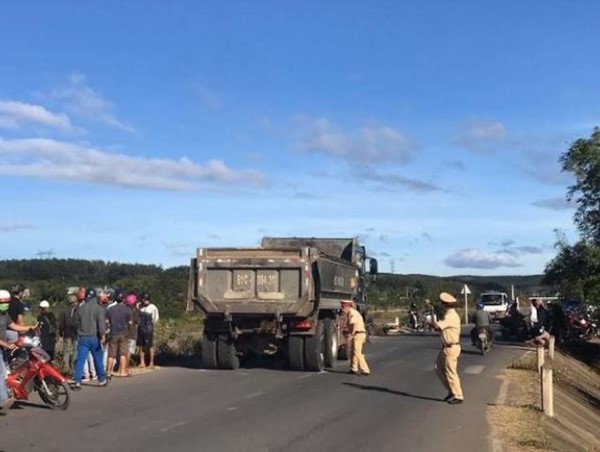 Ô tô tải chạy ẩu, lấn làn tông vào 2 xe máy