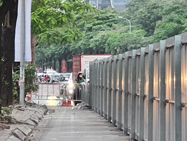 Bất ngờ với rào chắn cứng trên đường Lê Văn Lương, giao thông hỗn loạn