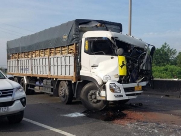 Tai nạn giao thông mới nhất hôm nay 18/12: Tài xế xe tải tử vong trong cabin sau cú đâm mạnh vào đuôi xe đầu kéo