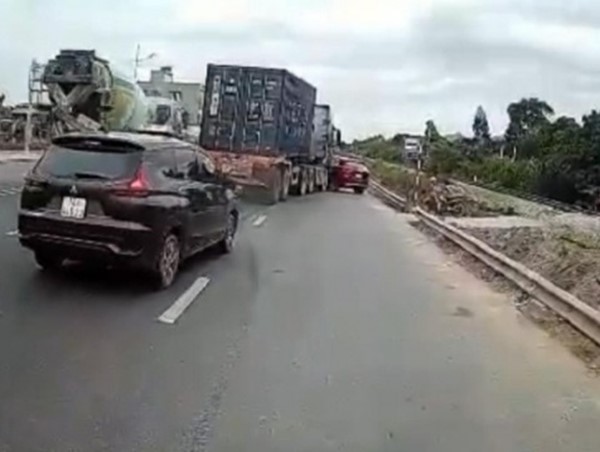 Vượt ẩu cắt ngang xe đầu kéo, ô tô Mazda CX5 bị kéo rê trên Quốc lộ 18