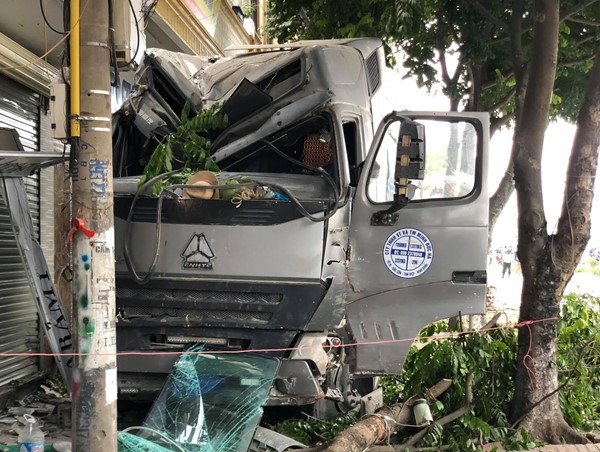 Hà Nội: Xe bồn lao lên vỉa hè lúc rạng sáng