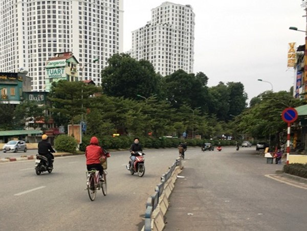 Cuối tuần, các phương tiện đua nhau đi ngược chiều ở Ngã Tư Sở