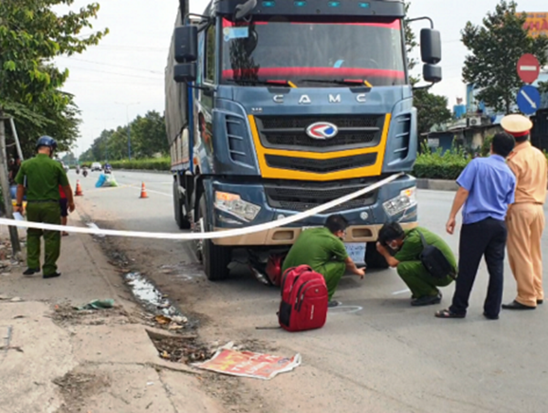 Tai nạn giao thông mới nhất hôm nay 20/12: Người đàn ông đi xe máy bị cuốn vào gầm xe tải, tử vong thương tâm