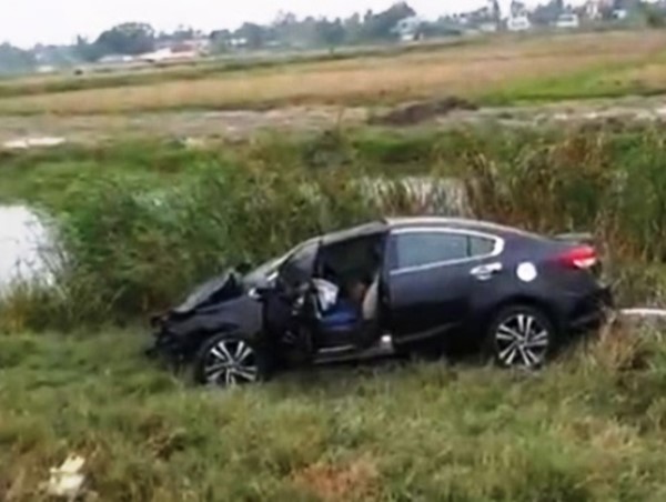 Ô tô đâm bay cột mốc rồi lao xuống ruộng