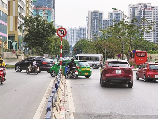[Điểm nóng giao thông] Nhiều phương tiện quay đầu nơi có biển cấm