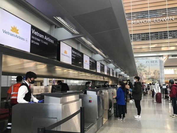 Đưa gần 360 công dân Việt Nam từ Mỹ về sân bay Nội Bài