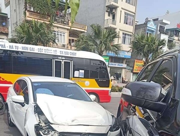 Không làm chủ tốc độ, tài xế húc đổ cây