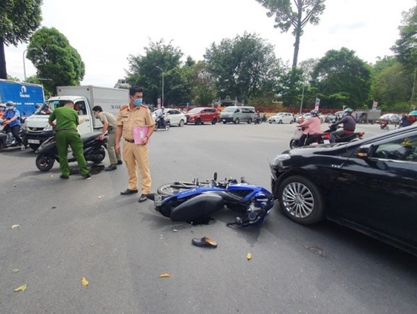 Xe máy bị tông văng vào hông ô tô