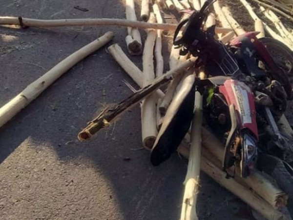 Xe ô tô chở gỗ lật đè vào xe máy, một người đàn ông bị chấn thương sọ não