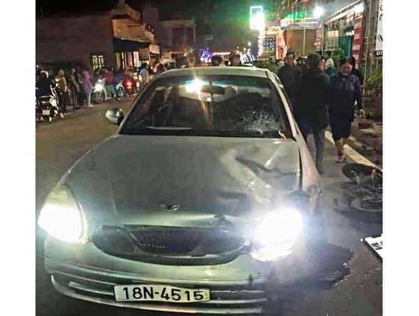 Ô tô mất lái gây tai nạn, 5 người bị thương