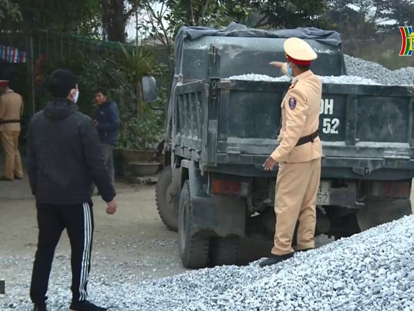 Phú Xuyên quyết liệt xử lý tình trạng xe quá khổ, quá tải hoành hành
