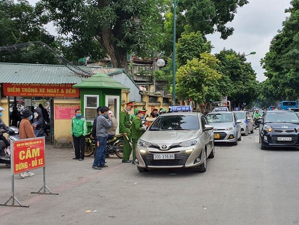 Taxi vẫn gây cản trở giao thông trước cổng Bệnh viện 108