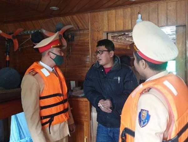 Bắt gọn tàu hết đăng kiểm chở 400 tấn than lậu trên sông Hồng