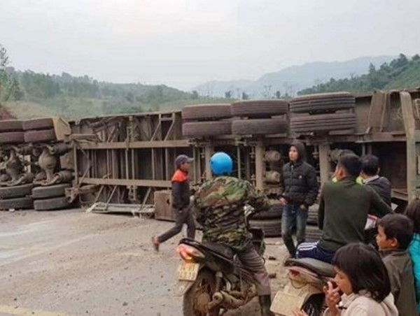 Xe container lật giữa đường khiến quốc lộ 9 tê liệt nhiều giờ