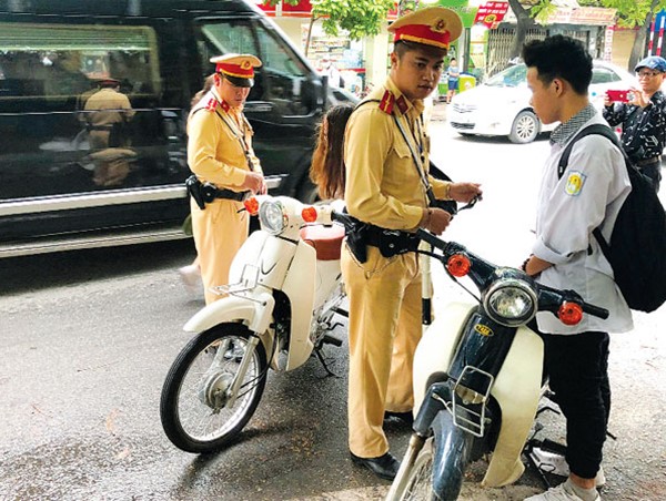 Điều khiển xe máy dưới 50cc phải có giấy phép lái xe: Cần lộ trình thực hiện phù hợp