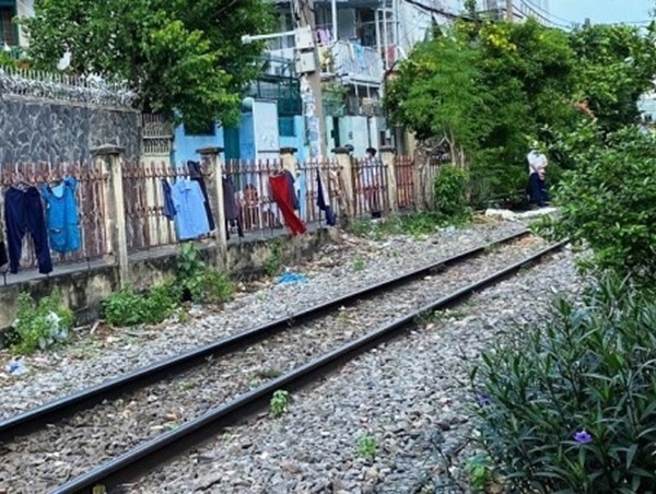 Tai nạn giao thông mới nhất hôm nay 24/12: Bị tàu hỏa cán tử vong khi phơi quần áo cạnh đường ray