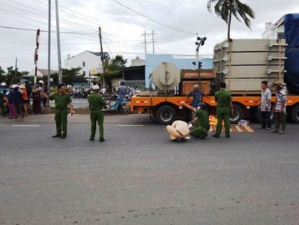 Nữ sinh lớp 10 tử vong thương tâm dưới bánh xe container