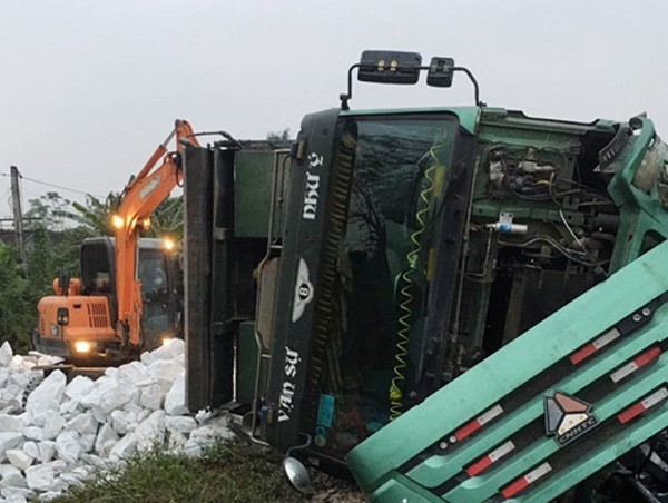 Tin tức tai nạn giao thông mới nhất hôm nay 25/12: Xe tải chở đá trắng bị lật, đường sắt Bắc - Nam tê liệt