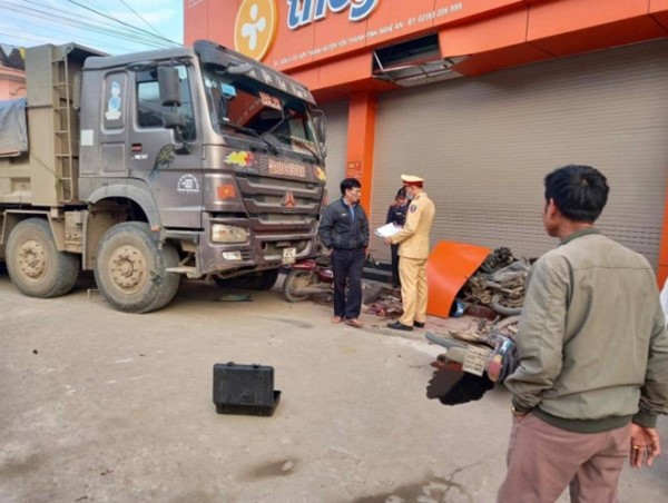 Xe tải nổ lốp, đâm 3 xe máy trên quốc lộ 7B