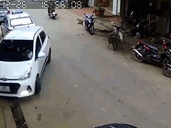 Clip: Nữ tài xế lùi trúng hàng loạt xe máy trên đường