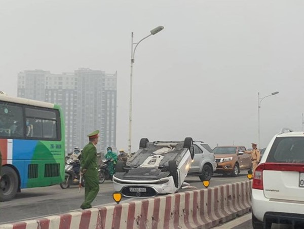 Xế hộp lật ngửa giữa đường, giao thông qua cầu Vĩnh Tuy ùn ứ trong sáng 27/12