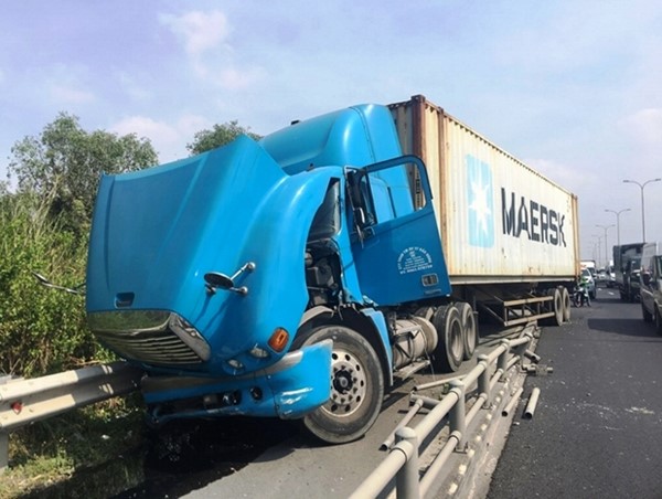 Xe đầu kéo tông loạt dải phân cách rồi lao vào làn xe máy