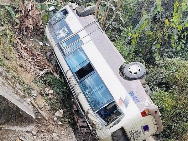 Xe khách lao xuống taluy âm sâu khoảng 5m