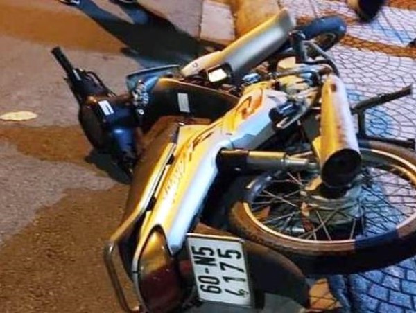 Xe máy lao lên vỉa hè với tốc độ "bàn thờ", tài xế tử vong