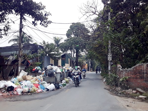 [Bạn đọc viết] Rác chiếm lòng đường!
