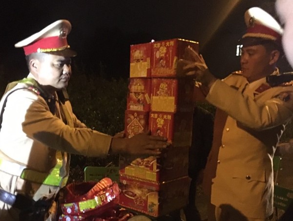 Kiểm tra trên cao tốc, phát hiện tài xế mang 25kg pháo lậu