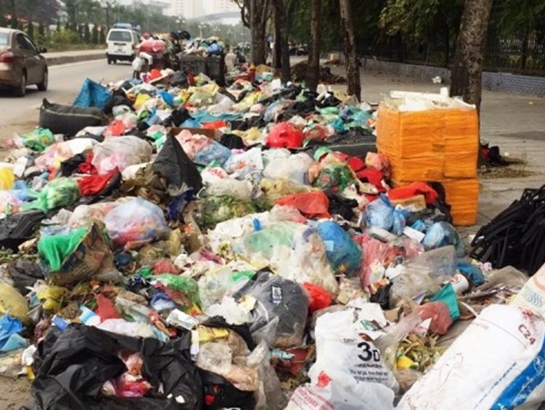 Rác thải ngập các tuyến đường quận Nam Từ Liêm: Công ty Minh Quân đang ở đâu?