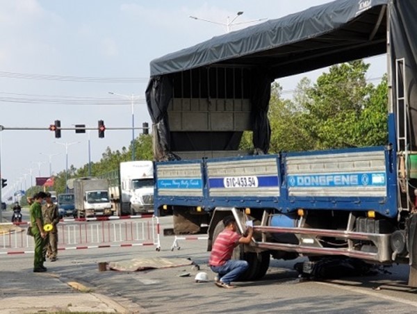 Tai nạn giao thông mới nhất hôm nay 28/12: Xe tải va chạm xe máy, một người tử vong