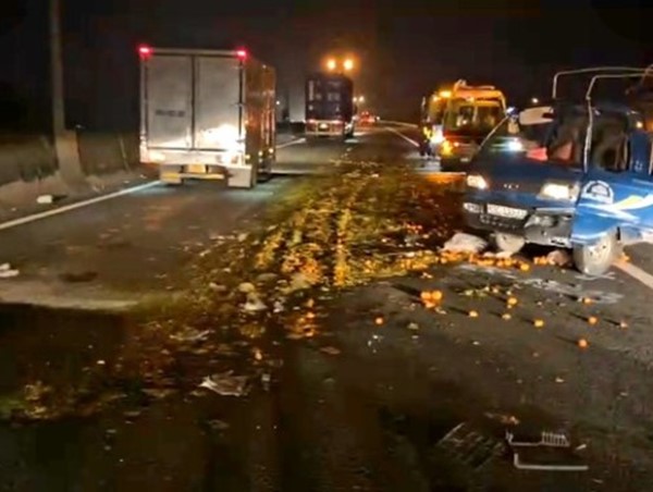 Xe tải nổ lốp gây họa trên cao tốc TP Hồ Chí Minh - Trung Lương