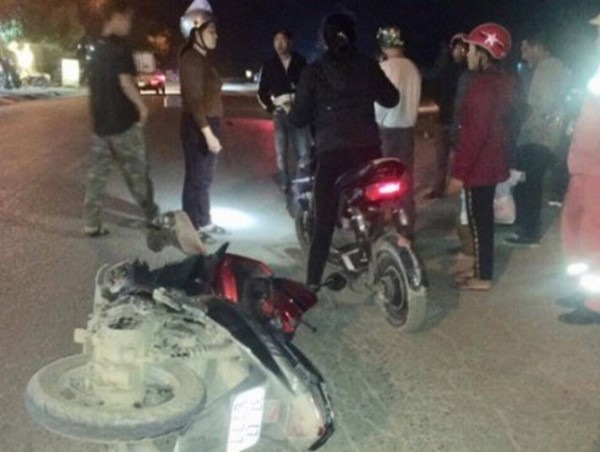 Va chạm với xe máy chở bình ga, người đàn ông nhập viện cấp cứu