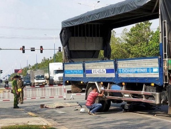 Tai nạn giao thông mới nhất hôm nay 29/12: Nam sinh tử vong dưới bánh xe tải