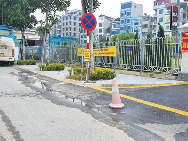 [Điểm nóng giao thông] Tràn lan xe dừng, đỗ sai quy định trong Khu đô thị Mễ Trì Hạ