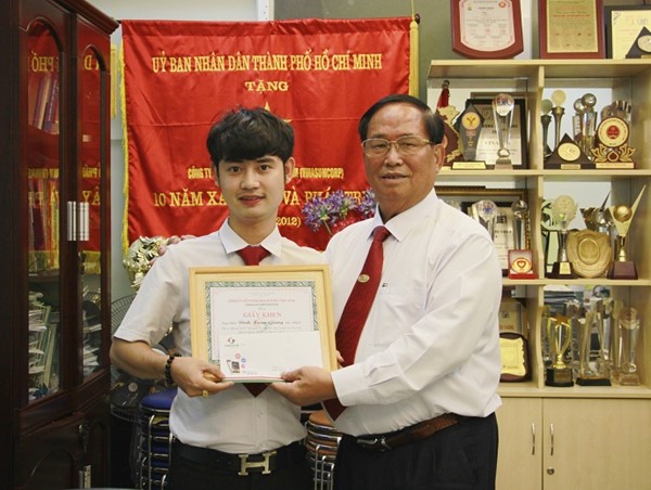 Lái xe Taxi Vinasun trả lại 500 triệu đồng cho hành khách bỏ quên trên xe