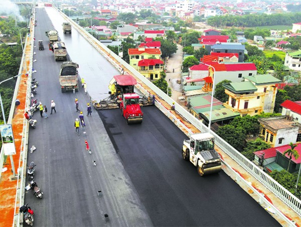 Hối hả trên công trường sửa mặt cầu Thăng Long