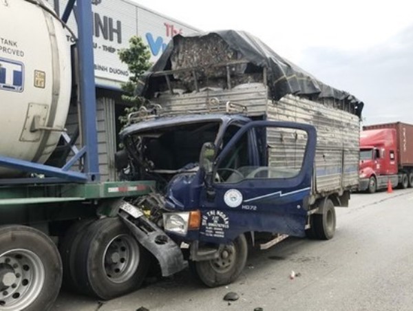 Xe tải húc đuôi xe bồn đang chờ đèn đỏ, tài xế mắc kẹt trong ca bin