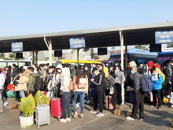 Người dân Thủ đô ùn ùn đổ về bến xe trong ngày cuối năm 2020